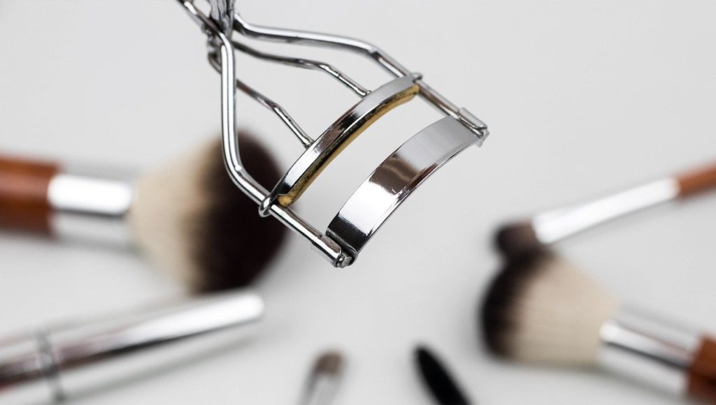 eyelash curler, eyelashes, makeup utensils-1761855.jpg